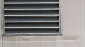 Los migrantes son trasladados en autobuses al Centro de Atención Temporal para Migrantes (CATEM).