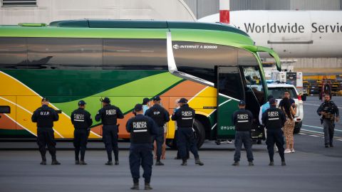 Los migrantes son trasladados en autobuses al Centro de Atención Temporal para Migrantes (CATEM).