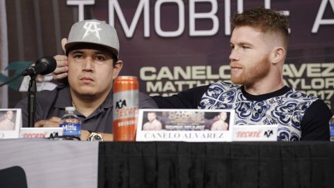 Eddy Reynoso y Canelo Álvarez.