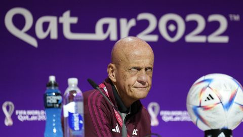 Pierluigi Collina, presidente de la Comisión de Árbitros de la FIFA, durante una conferencia de prensa en el Mundial de Qatar 2022.