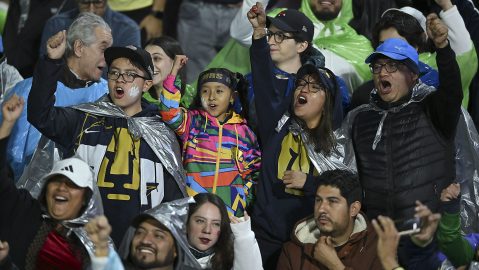 Fans durante partido entre Pumas de la UNAM y Club América.