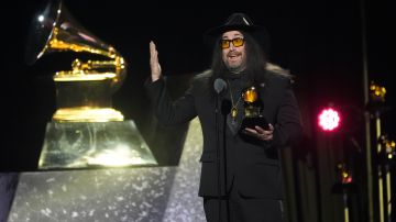 Sean Ono Lennon, hijo de John Lennon, recibió el premio.