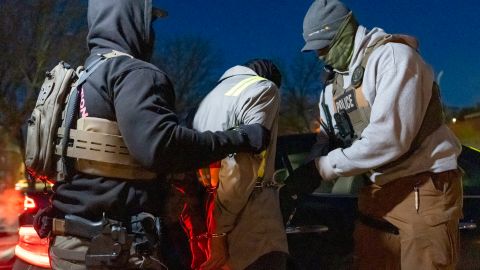 ¿Cómo localizar a un migrante detenido en EE. UU. antes de su deportación?