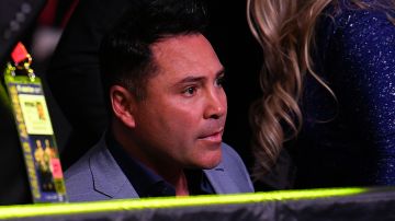 Óscar de la Hoya ataca al Canelo por cambiar la mentalidad de los boxeadores.