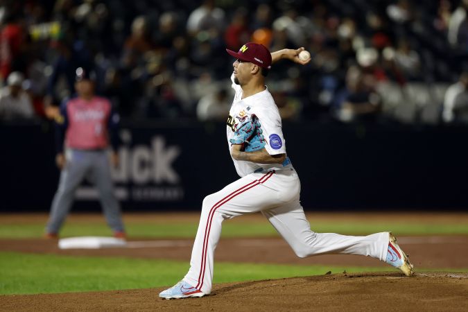 Jesús Vargas de Venezuela lanza una bola ante Japón este martes, durante un juego de la fase de grupos de la Serie del Caribe de Béisbol 2025, en el estadio Nido de los Águilas en la ciudad de Mexicali (México). EFE/ Sáshenka Gutiérrez