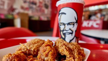 Se trata de una asociación de KFC que combina su receta original de pollo crujiente con la salsa popular de Mike's Hot Honey.