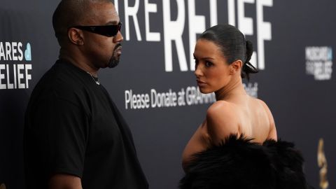 Kanye West y Bianca Censori en la alfombra roja de los Grammy 2025-