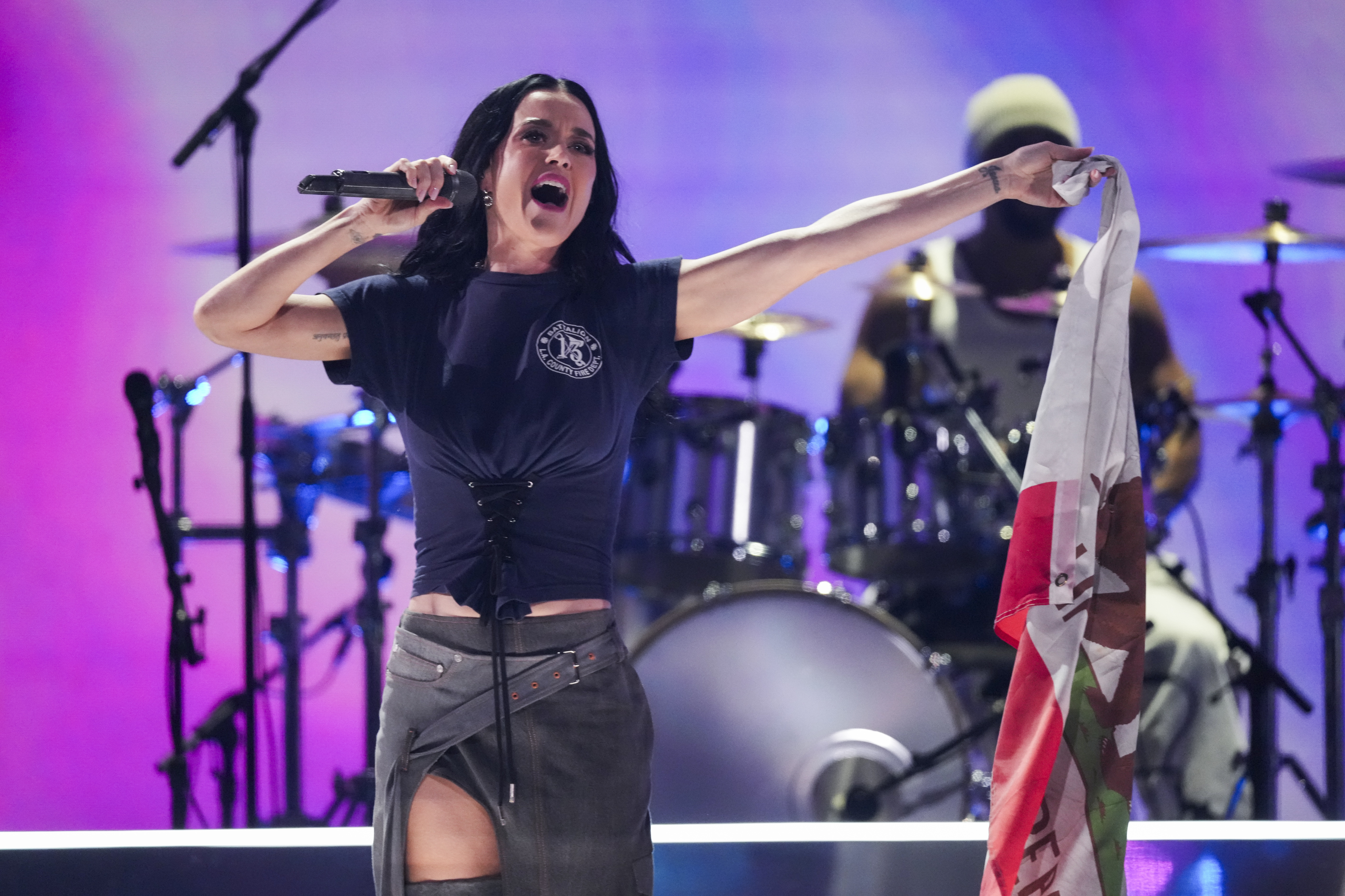 Katy Perry se presentó en el concierto benéfico FireAid.