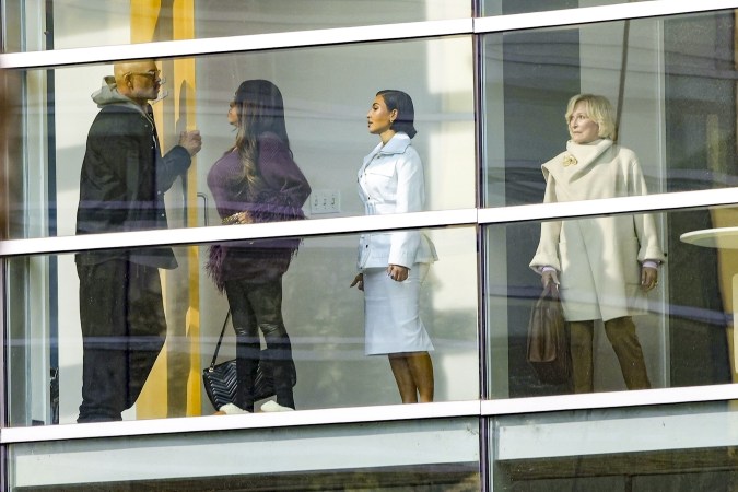 Kim Kardashian, Niecy Nash y Glenn Close fueron fotografiadas en plena filmación.