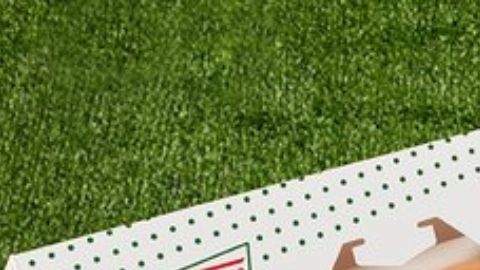 La docena de donas viene con seis donas en forma de balón de futbol y seis donas glaseadas.