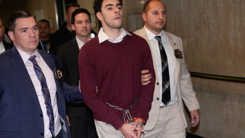 Luigi Mangione es escoltado al tribunal penal de Manhattan para su comparecencia formal por cargos de asesinato y terrorismo por el asesinato del director ejecutivo de UnitedHealthcare, Brian Thompson, el lunes 23 de diciembre de 2024, en Nueva York.