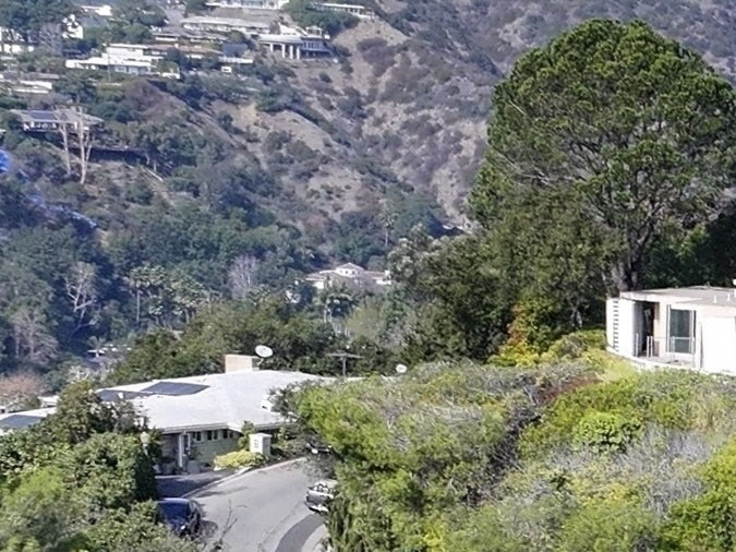 Se desconocen detalles de la casa principal, pero está rodeada de áreas verdes.