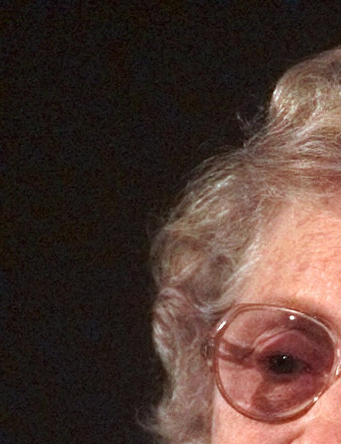 Virginia McCaskey, hija del fundador del equipo Chicago Bears, George Halas, habla con los medios el lunes 1 de noviembre de 1999 en Lake Forest, Illinois, tras el anuncio de la muerte de Walter Payton, que sufría una enfermedad hepática. Payton era uno de los pocos miembros no familiares que formaban parte de la junta directiva del equipo. (Foto AP/Ted S. Warren)