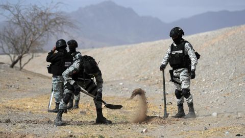 Miembros de la Guardia Nacional (GN) realizan un operativo de búsqueda de un segundo túnel cerca a Río Bravo este miércoles, en Ciudad Juárez (México).