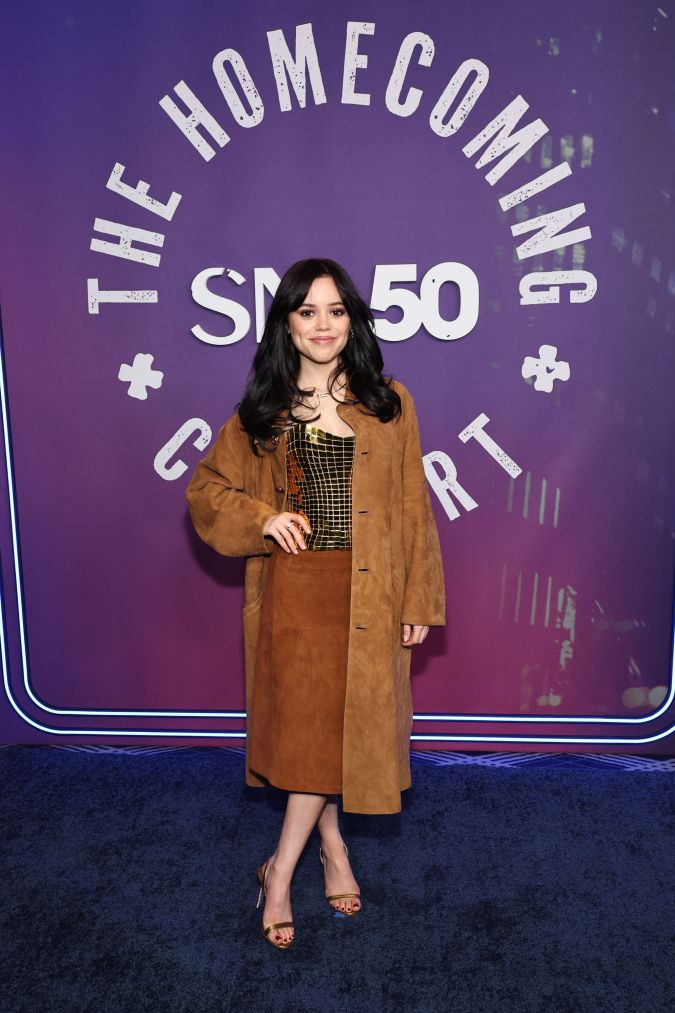 Jenna Ortega apostó a los tonos marrones para este evento.