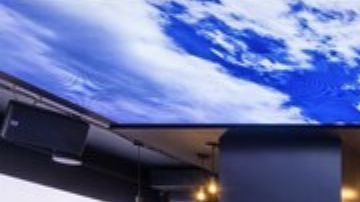 Alrededor de todo el perímetro hay una impresionante variedad de más de 692 mosaicos de video que ofrecen experiencias gastronómicas y de eventos de vanguardia a través de pantallas dinámicas e interactivas.