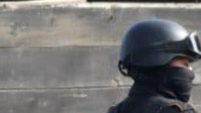 Uno de los agentes resultó herido y fue trasladado a un hospital donde recibe tratamiento.