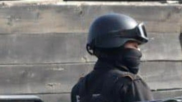 Uno de los agentes resultó herido y fue trasladado a un hospital donde recibe tratamiento.