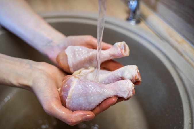 Lavar el pollo hace que se dispersen los microbios.
