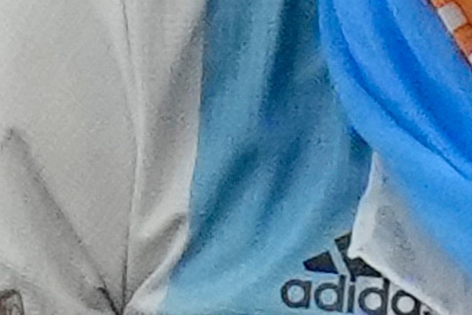 Fotografía de Nusret Gokce, centroderecha, conocido como el chef o Salt Bae, con el argentino Lionel Messi al final de la final de la Copa del Mundo de fútbol entre Argentina y Francia en el Estadio Lusail en Lusail, Qatar, el domingo 18 de diciembre de 2022.