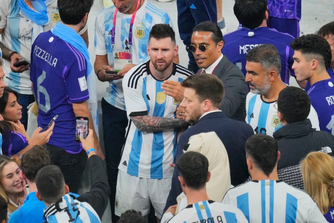 Fotografía de Nusret Gokce, centroderecha, conocido como el chef o Salt Bae, con el argentino Lionel Messi al final de la final de la Copa del Mundo de fútbol entre Argentina y Francia en el Estadio Lusail en Lusail, Qatar, el domingo 18 de diciembre de 2022.