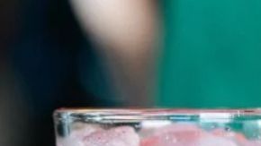 Las nuevas bebidas refrescantes de Starbucks combinan hierbas, frutos rojos y extracto de café.