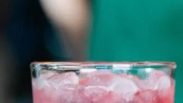 Las nuevas bebidas refrescantes de Starbucks combinan hierbas, frutos rojos y extracto de café.