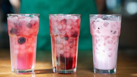 Las nuevas bebidas refrescantes de Starbucks combinan hierbas, frutos rojos y extracto de café.