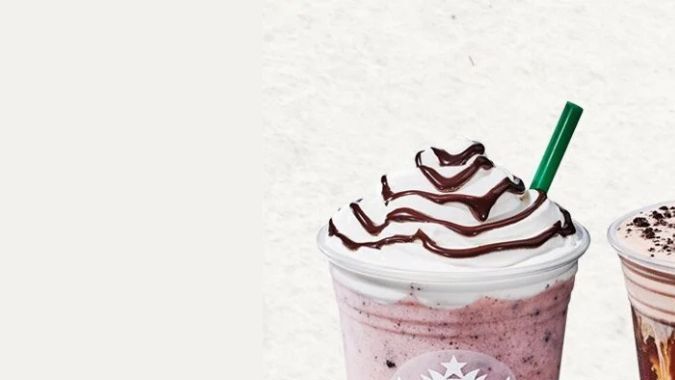 El frappuccino de crema de fresa cubierto de chocolate y el café frío con galletas de chocolate y avellanas son los sabores de Starbucks para San Valentín.