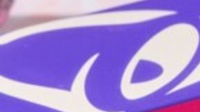 Los churros vienen con relleno de glaseado de torta de cumpleaños.