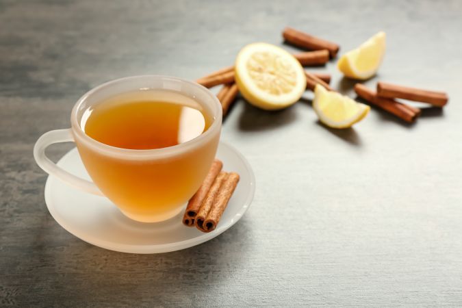 El té de canela y limón se puede tomar frío o caliente.