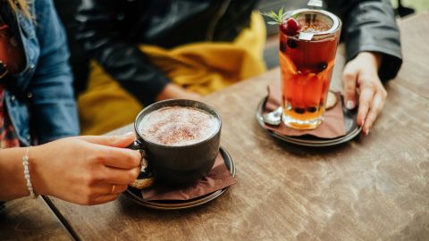 Conoce los beneficios de beber té y café para la prevención del cáncer.