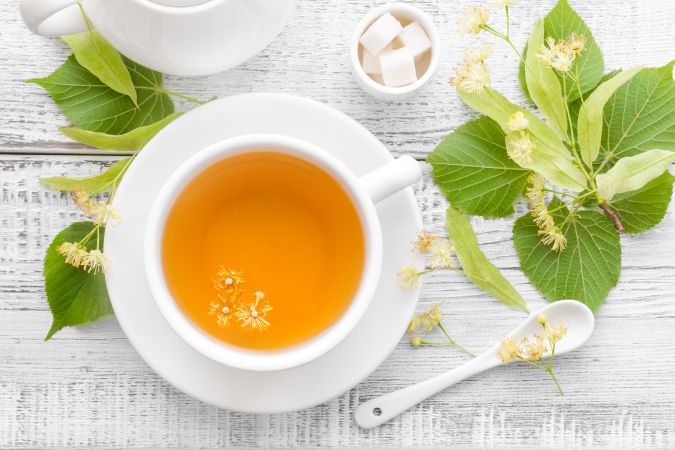 El té de tilo se prepara con flores y hojas secas de la planta.
