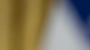 El presidente de Estados Unidos, Donald Trump, habla con periodistas durante la firma de órdenes ejecutivas en la Oficina Oval de la Casa Blanca, en Washington, DC, EE.UU., el 13 de febrero de 2025.