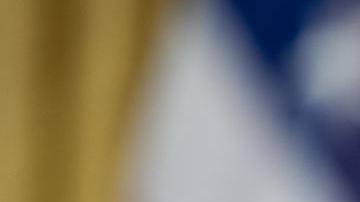 El presidente de Estados Unidos, Donald Trump, habla con periodistas durante la firma de órdenes ejecutivas en la Oficina Oval de la Casa Blanca, en Washington, DC, EE.UU., el 13 de febrero de 2025.