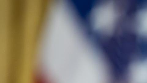 El presidente de Estados Unidos, Donald Trump, habla con periodistas durante la firma de órdenes ejecutivas en la Oficina Oval de la Casa Blanca, en Washington, DC, EE.UU., el 13 de febrero de 2025.