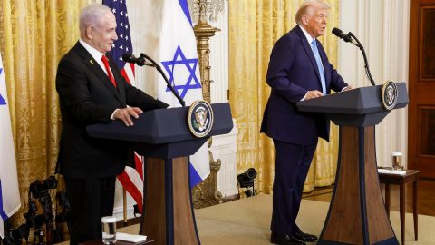 El presidente de Estados Unidos, Donald J. Trump (d), y el primer ministro israelí, Benjamin Netanyahu, durante una conferencia de prensa conjunta en la Sala Este de la Casa Blanca, en Washington, DC, EE.UU., el 04 de febrero de 2025.