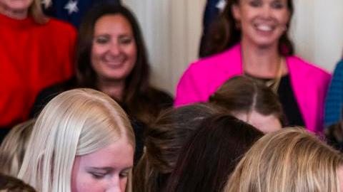 El presidente de Estados Unidos, Donald Trump (C), rodeado de jóvenes atletas femeninas, firma una orden ejecutiva que prohíbe a las atletas transgénero participar en deportes femeninos, en la Sala Este de la Casa Blanca en Washington, DC, EE.UU., el 05 de febrero de 2025.