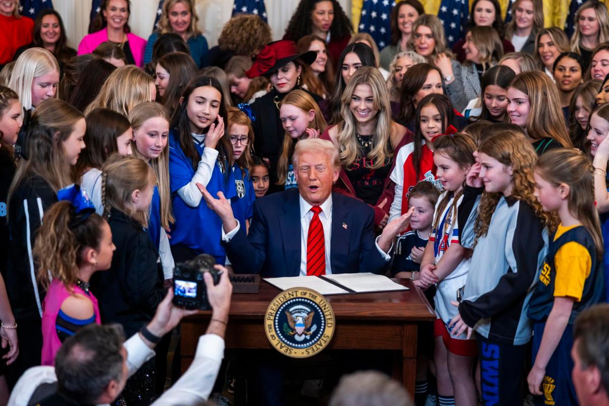 Trump emite orden para restringir participación de mujeres trans en deportes femeninos