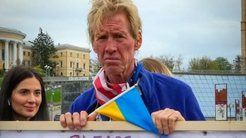 Ryan Wesley Routh participa en una manifestación en el centro de Kiev, Ucrania, el 30 de abril de 2022.