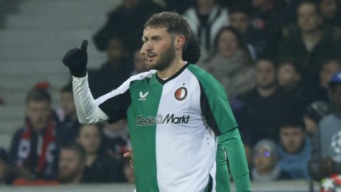 Santiago Gimenez durante un partido de Champions League entre el Lille y el Feyenoord.