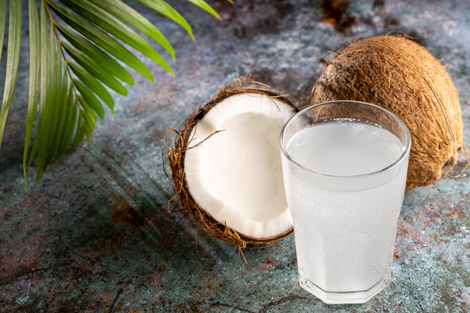 El agua de coco es una fuente natural de electrolitos.