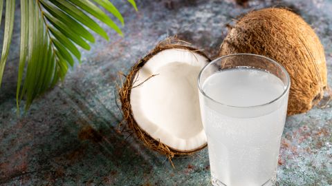 El agua de coco es una fuente natural de electrolitos.