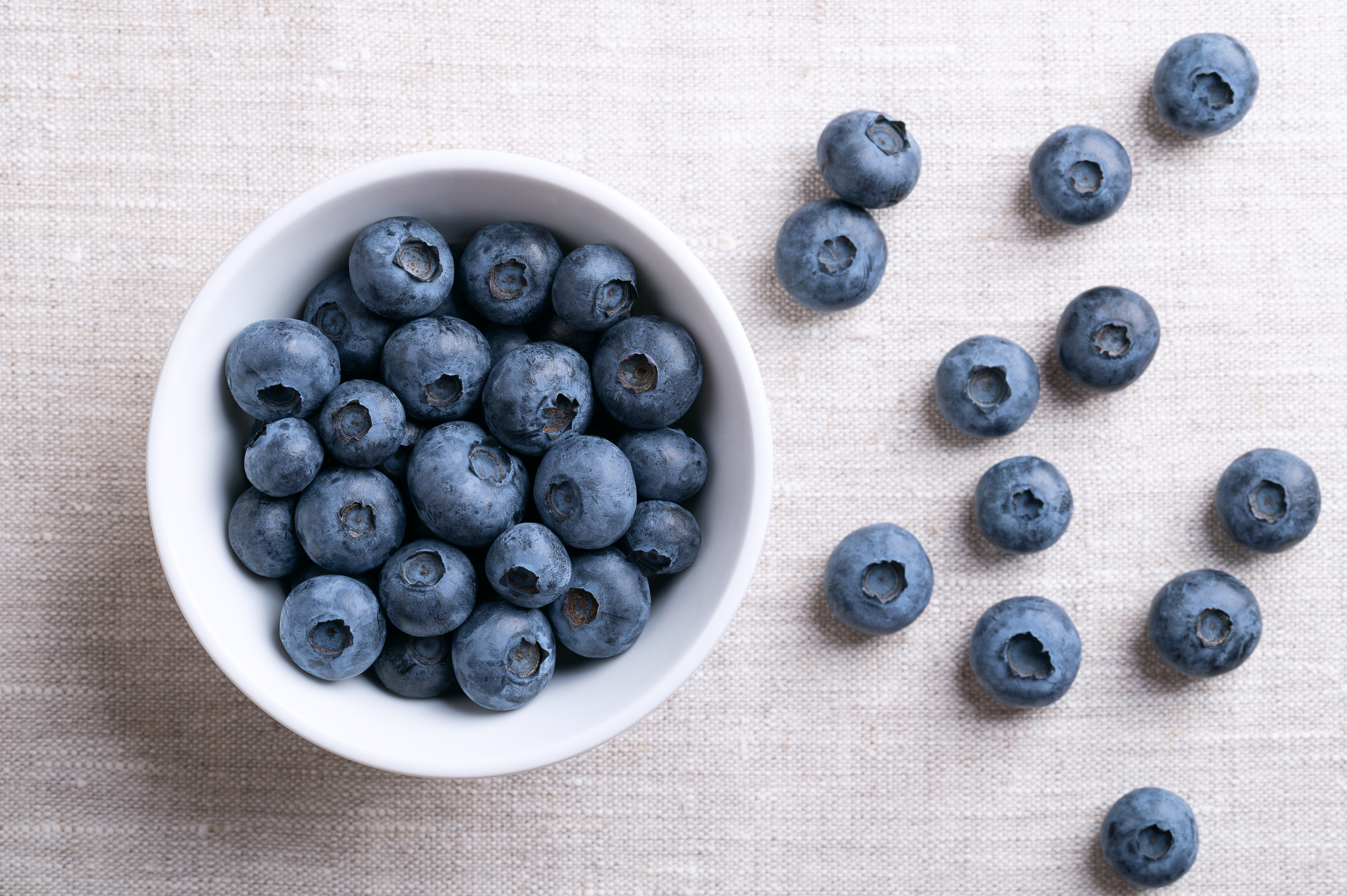 Los arándanos tiene altos niveles de antioxidantes que combaten el daño celular y ayuda a depurar el organismo de manera natural.