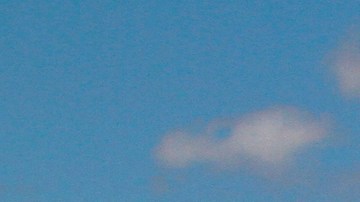 Esta fotografía de archivo del 9 de septiembre de 2014 muestra autos esperando para ingresar a Fort Bliss en El Paso, Texas, donde queda una de las bases militares que serían usadas como centro de detención de inmigrantes.