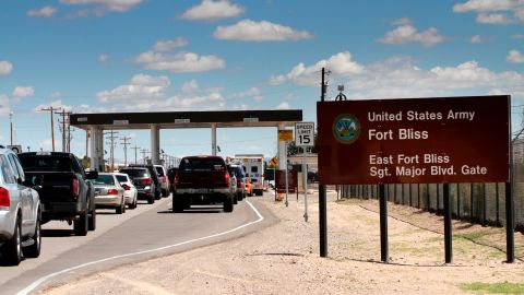 Esta fotografía de archivo del 9 de septiembre de 2014 muestra autos esperando para ingresar a Fort Bliss en El Paso, Texas, donde queda una de las bases militares que serían usadas como centro de detención de inmigrantes.