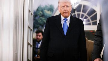El presidente de Estados Unidos, Donald Trump, espera la llegada de Mark Fogel (no aparece en la imagen), quien recientemente fue liberado de una prisión en Rusia, en la Sala de Recepción Diplomática de la Casa Blanca en Washington, DC, EE. UU., el 11 de febrero de 2025.