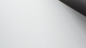 El bolso Michael Kors es espacioso, con herrajes dorados, dos bolsillos laterales, bolsillo trasero con cremallera, forro 100% poliéster y piel Saffiano.