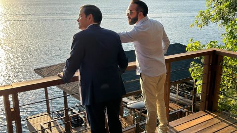 El secretario de Estado de Estados Unidos, Marco Rubio (d), conversa con el presidente de El Salvador, Nayib Bukele, este lunes en El Congo (El Salvador).