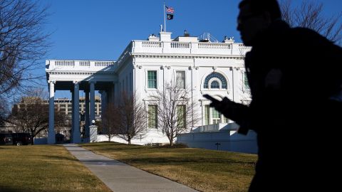 Un periodista pasa por la Casa Blanca, Washington, DC, EE.UU., el 10 de febrero de 2025.